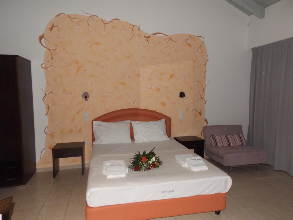 Hotel Theasis Paralia Sergoulas Oda fotoğraf